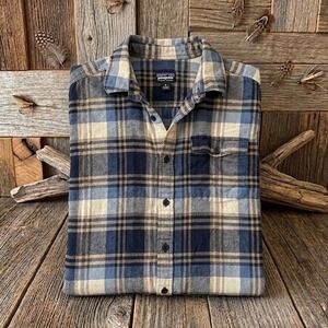 Patagonia Mens Organic Cotton Flannel Shirt Blue Tan Plaid Button Down Medium